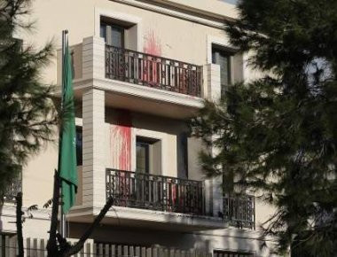 Το «χτύπημα» του Ρουβίκωνα στην πρεσβεία της Σ. Αραβίας άφησε σπασμένα τζάμια και τοίχους με κόκκινες μπογιές (φωτό)
